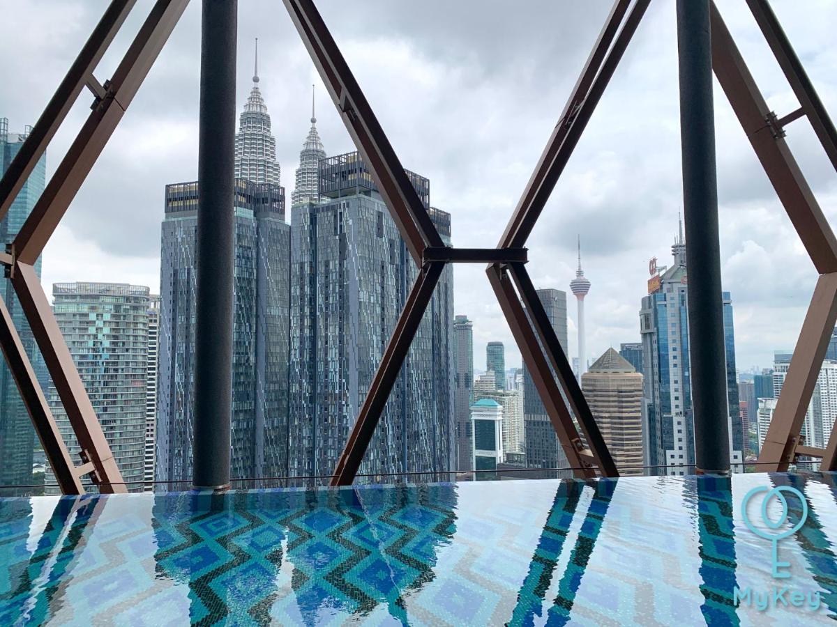 Scarletz Suites By Mykey クアラルンプール エクステリア 写真 View of the Kuala Lumpur skyline from the roof of the Star Performing Arts Centre