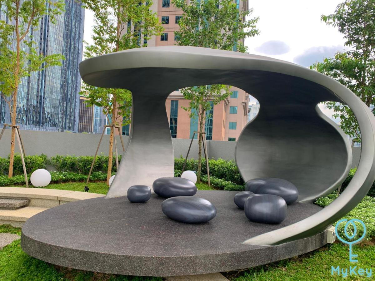 Scarletz Suites By Mykey クアラルンプール エクステリア 写真 The sculpture at the entrance of the park