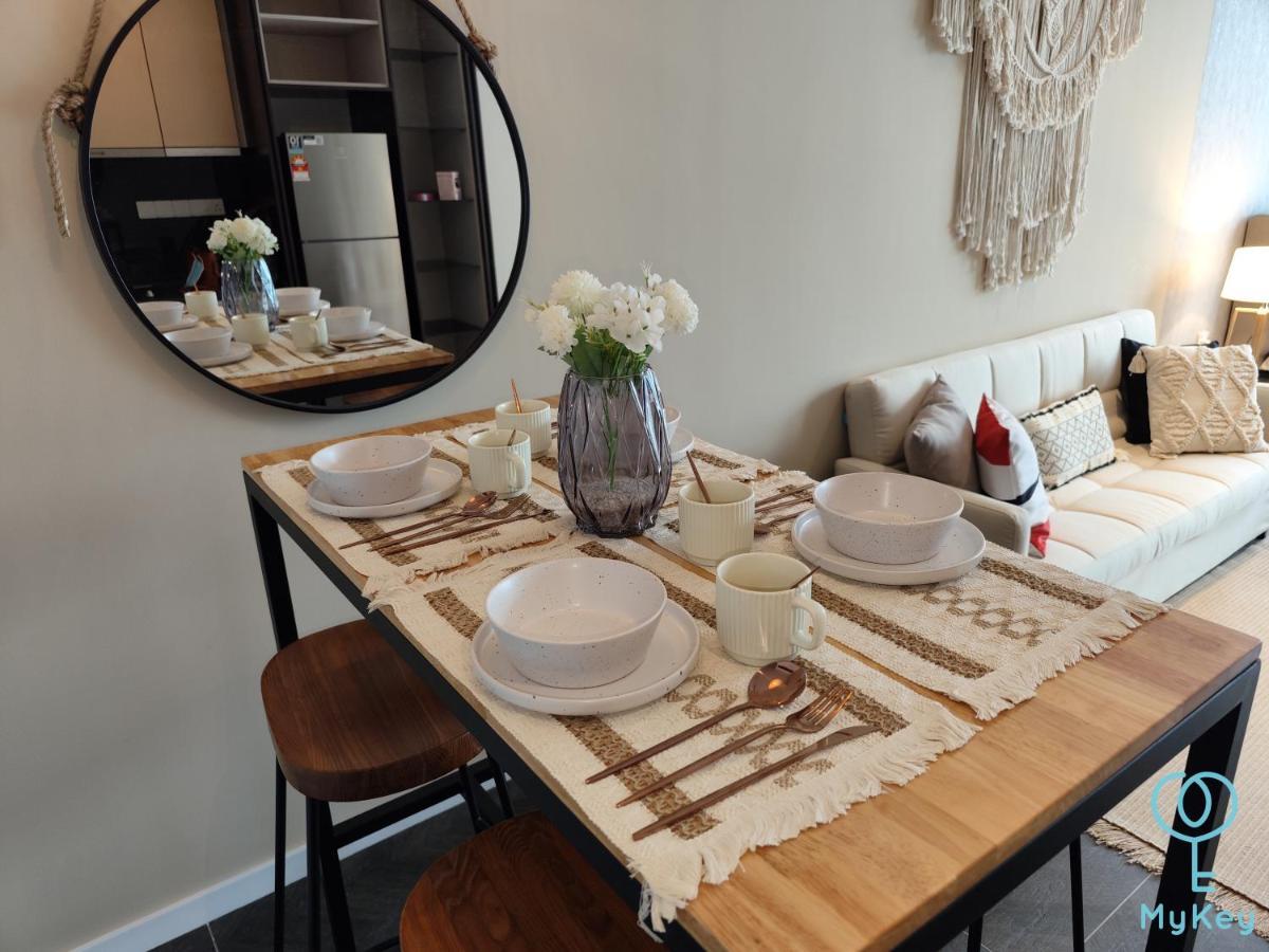 Scarletz Suites By Mykey クアラルンプール エクステリア 写真 A table runner
