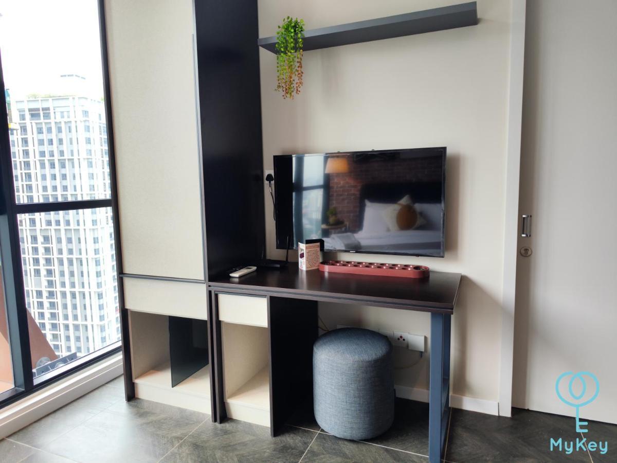 Scarletz Suites By Mykey クアラルンプール エクステリア 写真 A television set in a hotel room