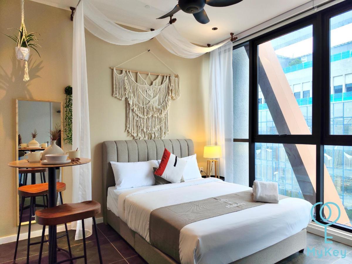 Scarletz Suites By Mykey クアラルンプール エクステリア 写真 A bedroom in a serviced apartment in Kuala Lumpur, Malaysia