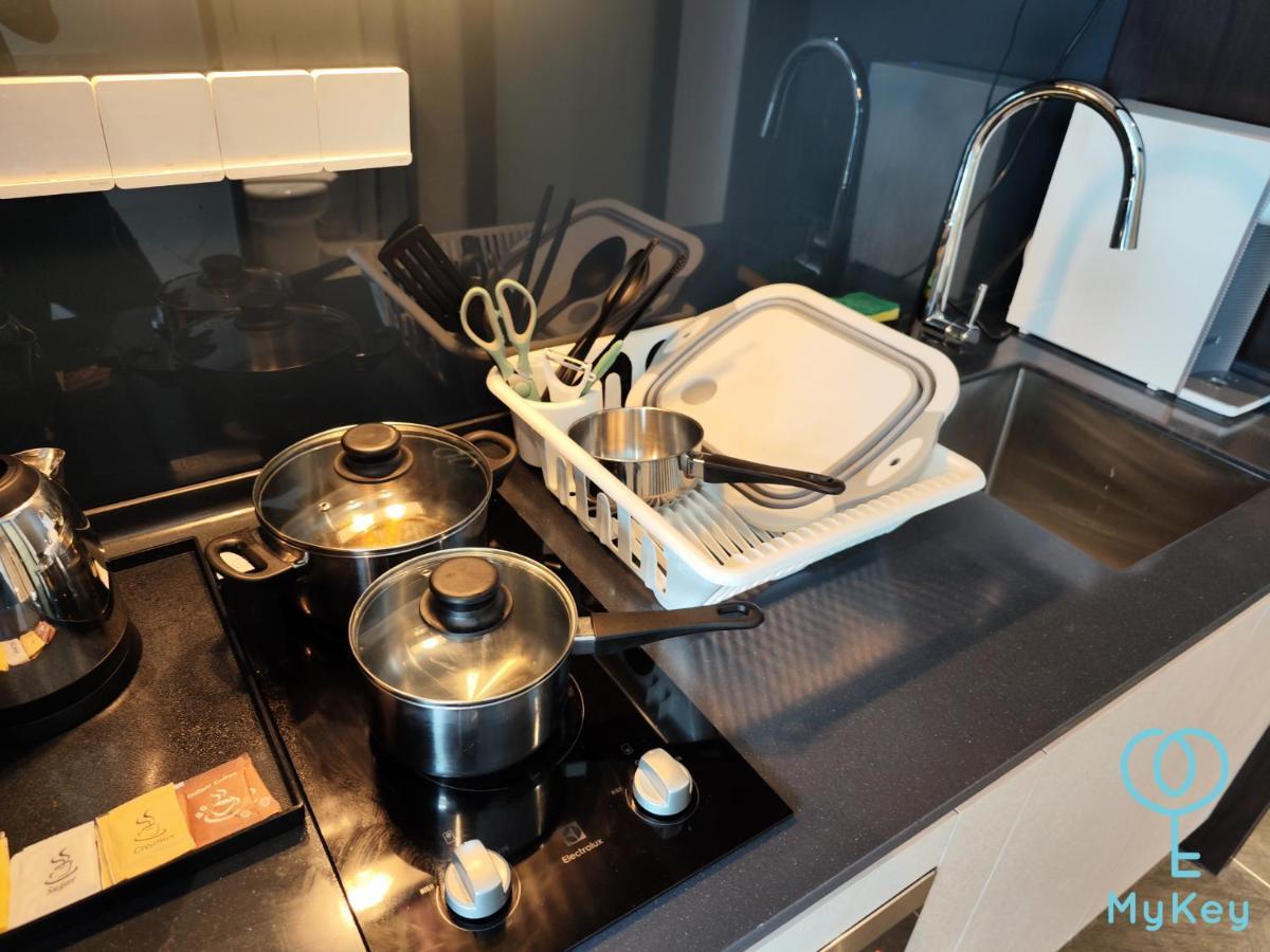 Scarletz Suites By Mykey クアラルンプール エクステリア 写真 A kitchen with a built-in sink