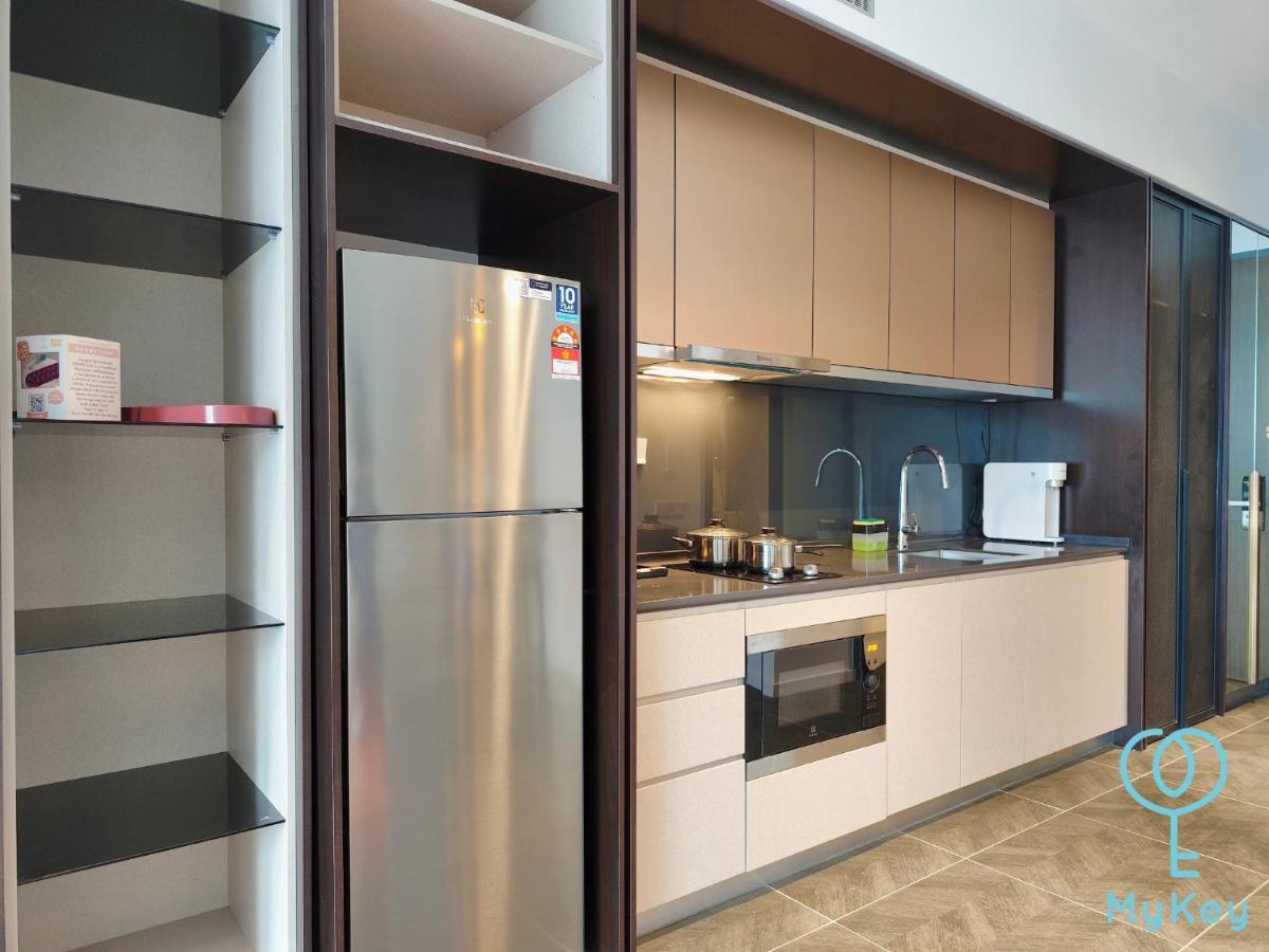 Scarletz Suites By Mykey クアラルンプール エクステリア 写真 A typical kitchen in a serviced apartment