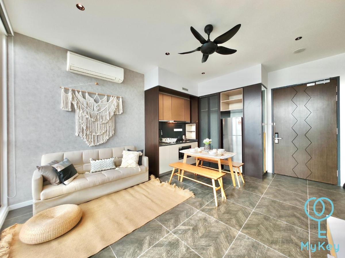 Scarletz Suites By Mykey クアラルンプール エクステリア 写真 A 2-bedroom condominium in Malaysia