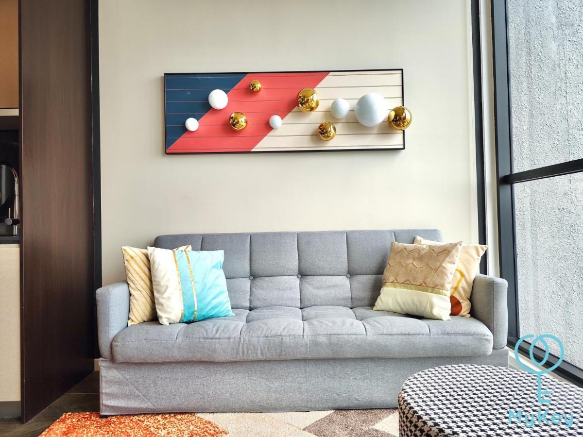 Scarletz Suites By Mykey クアラルンプール エクステリア 写真 A sofa bed