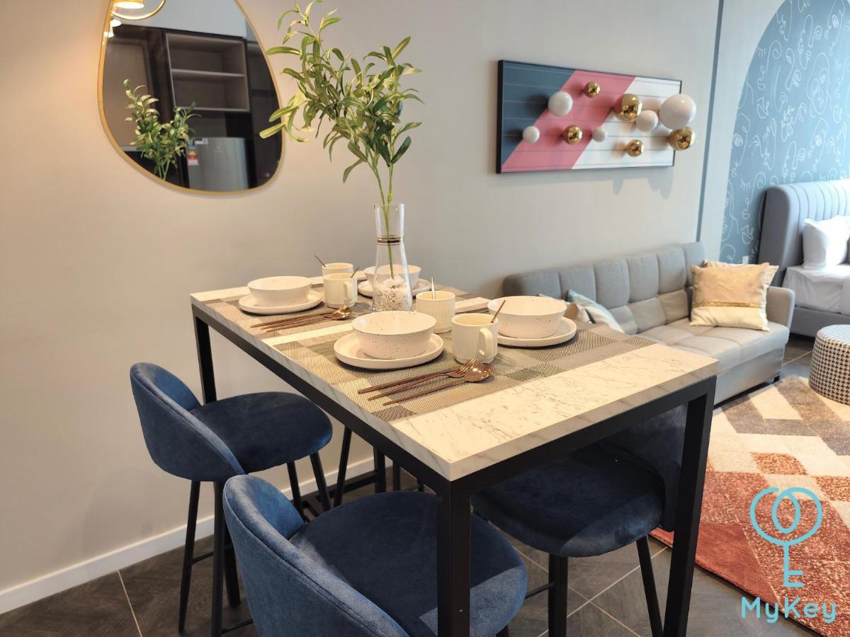 Scarletz Suites By Mykey クアラルンプール エクステリア 写真 A dining room in a serviced apartment in Warsaw, Poland
