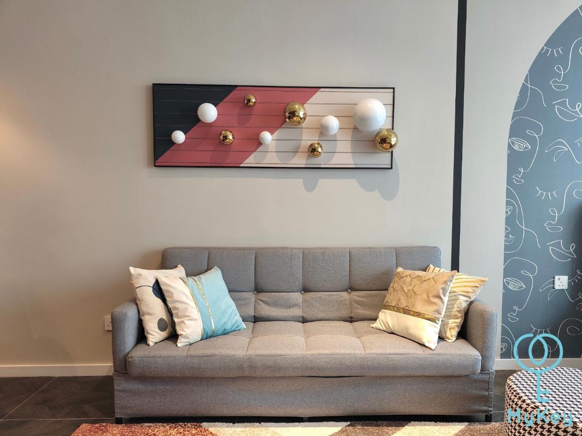 Scarletz Suites By Mykey クアラルンプール エクステリア 写真 A sofa bed