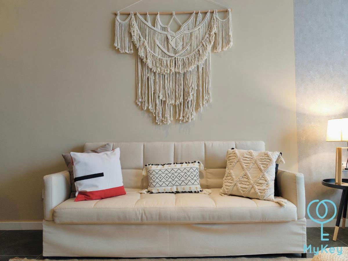 Scarletz Suites By Mykey クアラルンプール エクステリア 写真 A modern macramé wall hanging