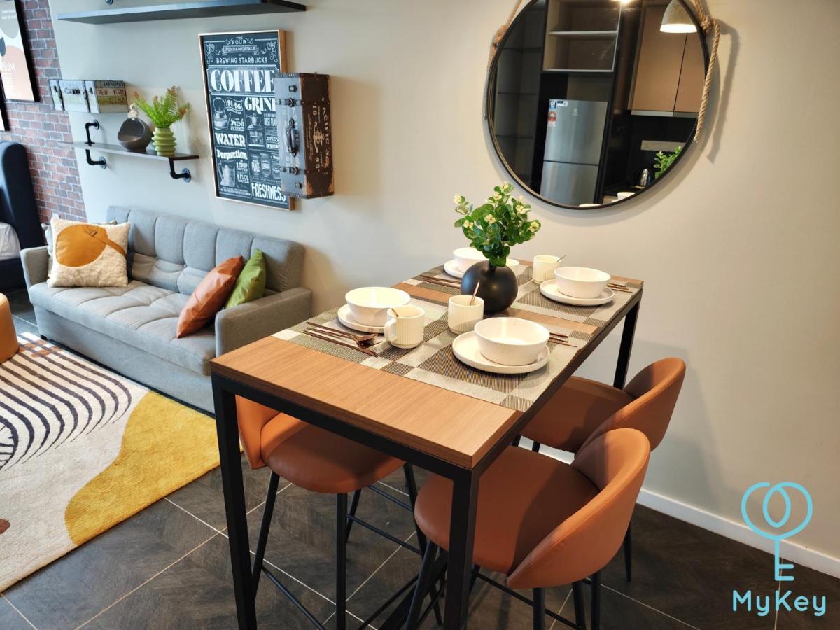 Scarletz Suites By Mykey クアラルンプール エクステリア 写真 A dining room in a serviced apartment in Hong Kong
