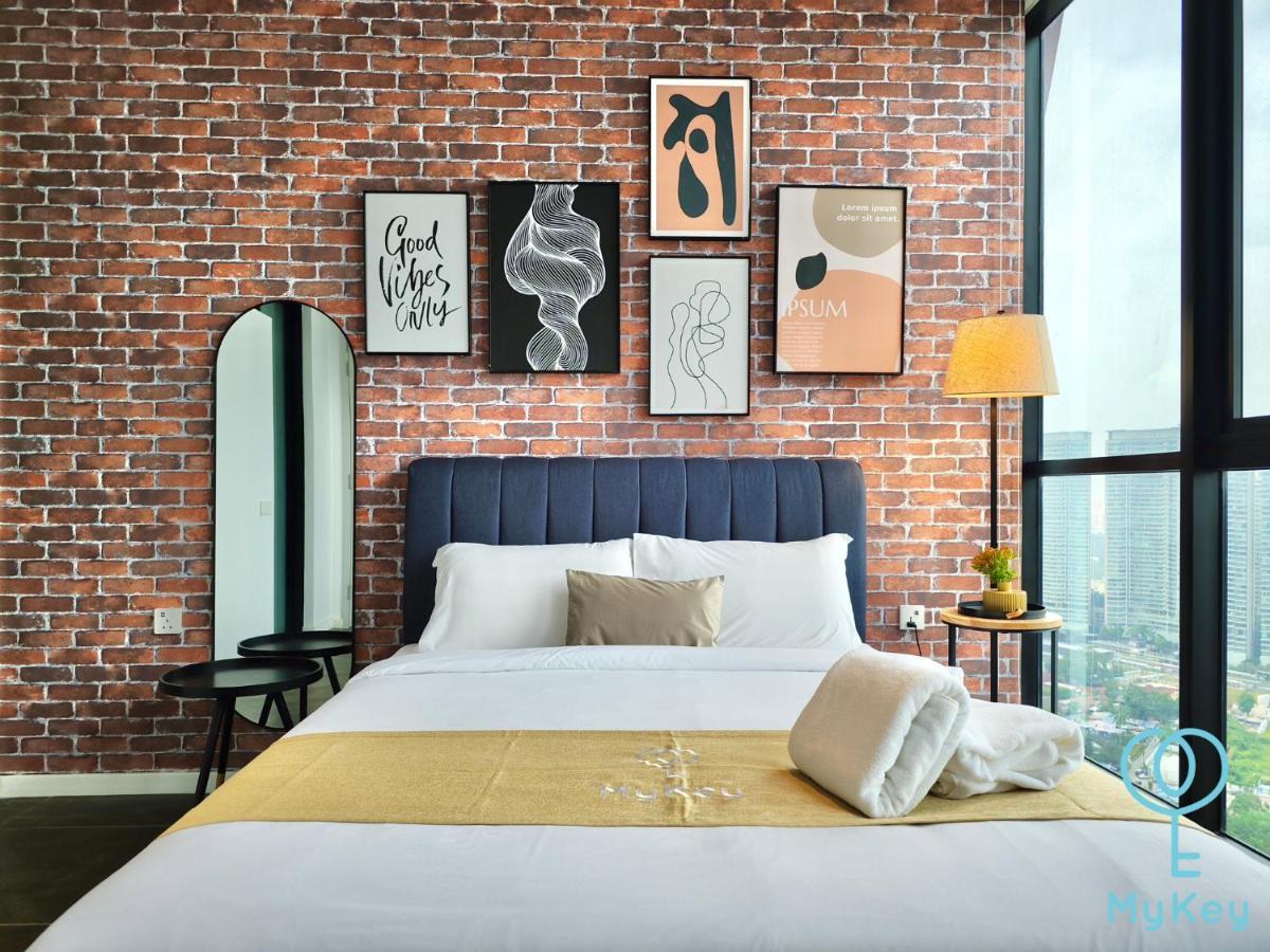 Scarletz Suites By Mykey クアラルンプール エクステリア 写真 A bedroom in a serviced apartment in Kuala Lumpur, Malaysia