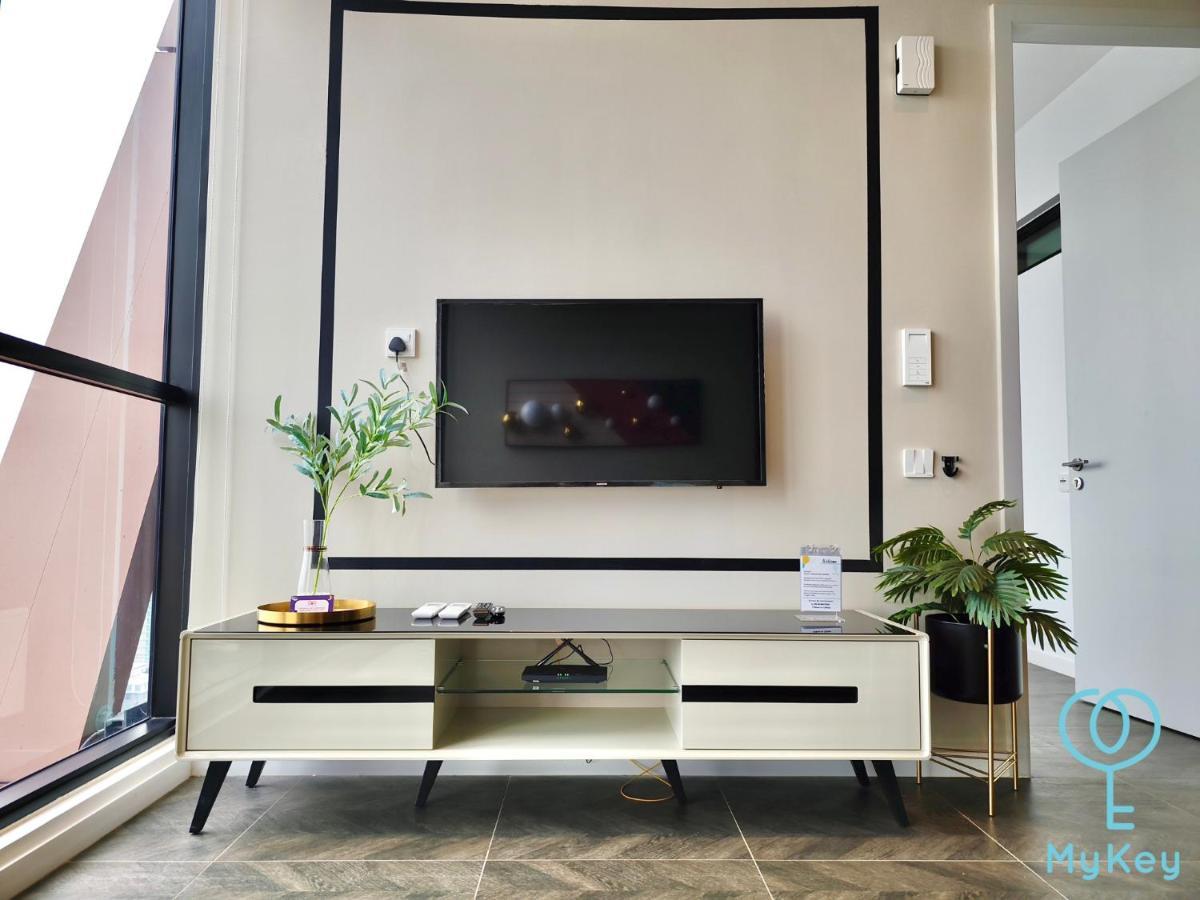Scarletz Suites By Mykey クアラルンプール エクステリア 写真 A TV console