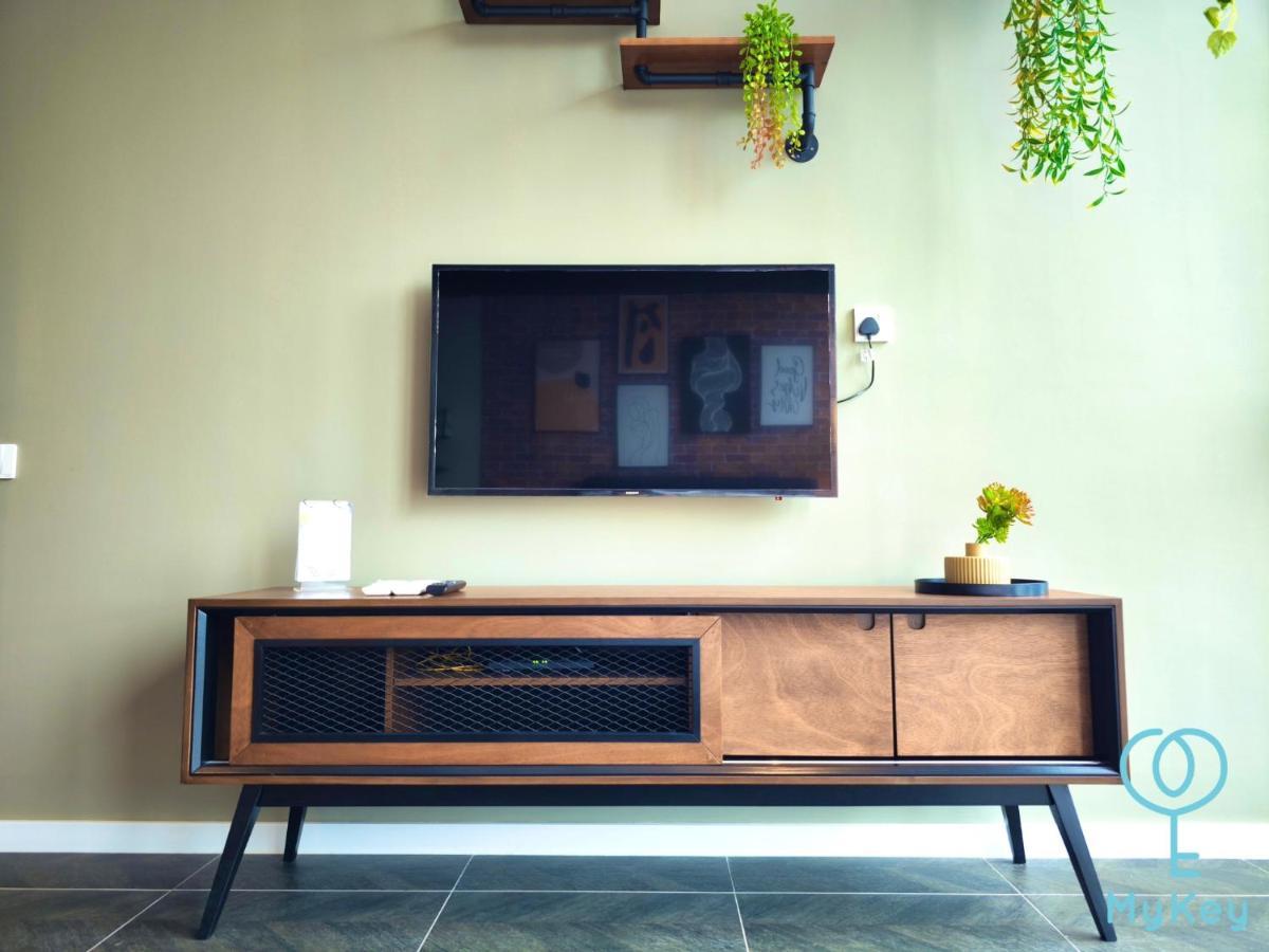 Scarletz Suites By Mykey クアラルンプール エクステリア 写真 A TV console
