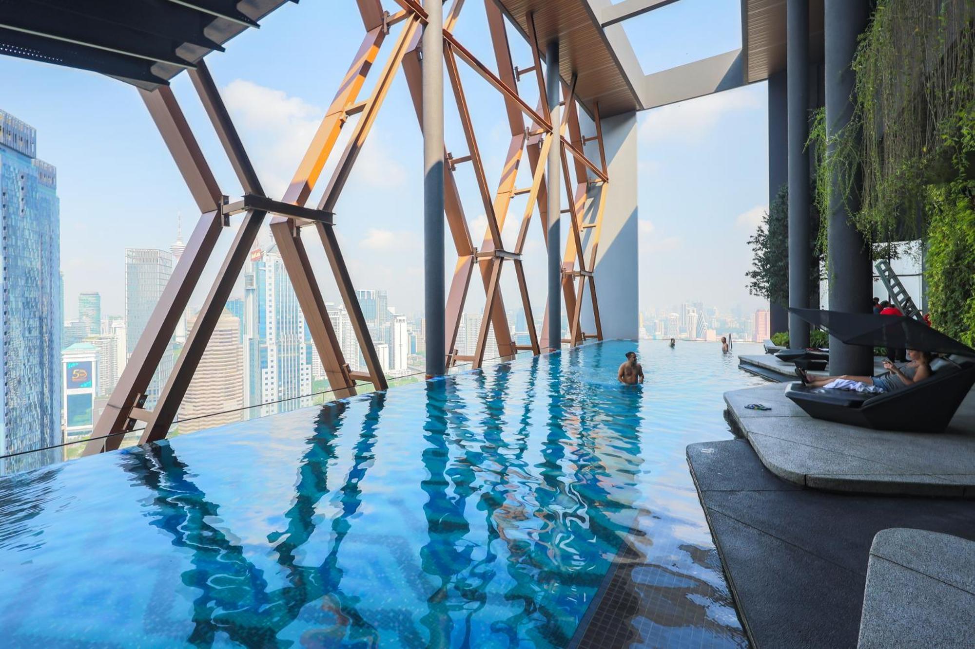 Scarletz Suites By Mykey クアラルンプール エクステリア 写真 The pool at the 39th floor
