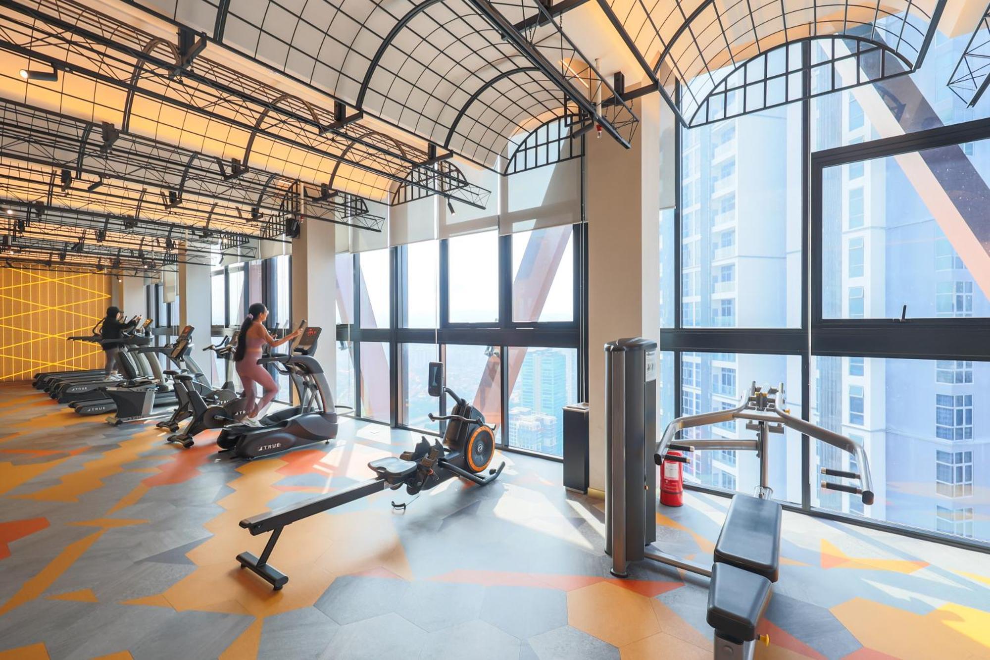 Scarletz Suites By Mykey クアラルンプール エクステリア 写真 The gym at the 100-metre high Sky Garden