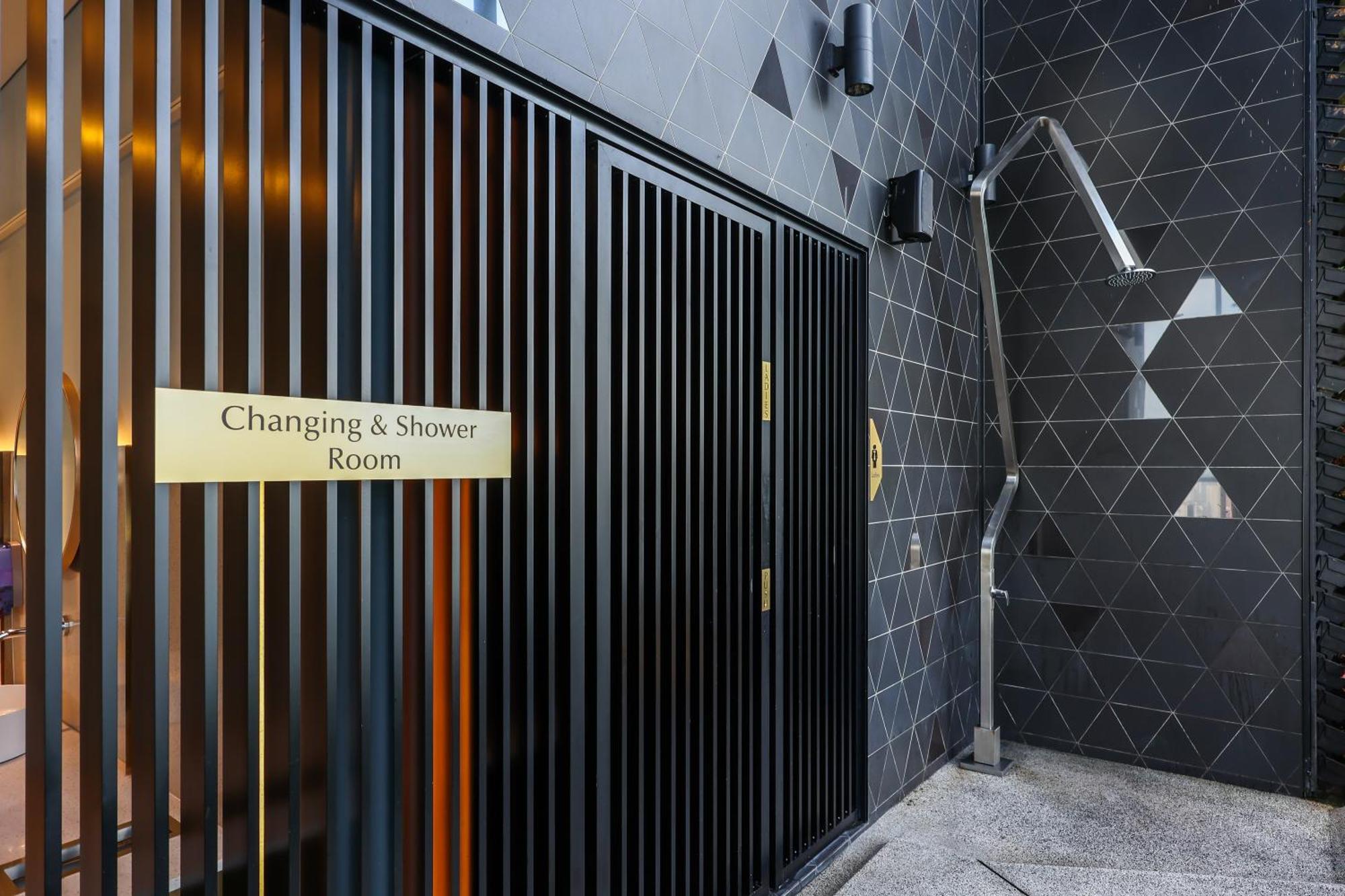 Scarletz Suites By Mykey クアラルンプール エクステリア 写真 Changing and shower room